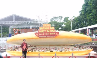 Ổ bánh mì khổng lồ tại Lễ hội bánh mì 2024