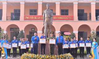 Tuyên dương cán bộ, công chức trẻ và thanh niên công nhân xuất sắc tại TPHCM