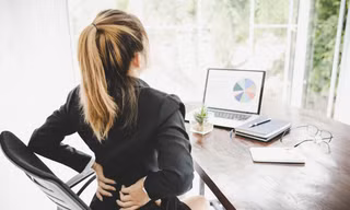 Gen Z và nỗi lo bệnh cột sống sau những ngày triền miên 'chạy deadline'