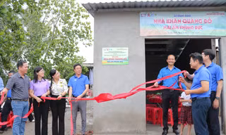  Trao tặng Nhà khăn quàng đỏ cho học sinh mồ côi vì dịch COVID-19