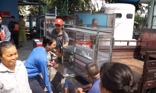 Trao tặng hơn 50 xe bánh mì thịt xiên nướng cho người lao động mất việc 