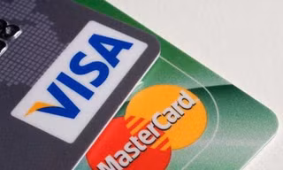 Hiệp hội Ngân hàng kiến nghị với Visa và MasterCard cần có giải pháp, chính sách hỗ trợ giảm phí cho các ngân hàng Việt Nam.