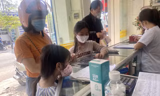 Người dân 'săn' nước súc họng sát khuẩn phòng bệnh