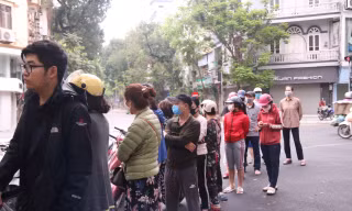 Người Hà Nội xếp hàng mua bánh trôi, bánh chay từ 5 giờ sáng