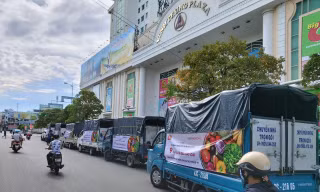 Đoàn xe tải chở rau củ ủng hộ cho Đà Nẵng phòng chống dịch.