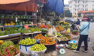 Hoa, quả, gà… tăng giá ngày rằm tháng Chạp