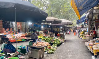 Dù giá xăng giảm sâu nhưng các mặt hàng thiết yếu như lương thực, thực phẩm vẫn tăng cao.