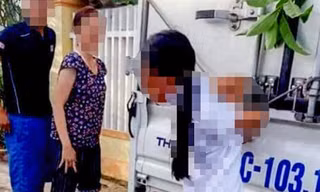 Bé gái bị trói tay vào phía sau thùng xe tải cạnh quốc lộ để bêu xấu vì nghi trộm tiền . (Ảnh: L.T/TT)