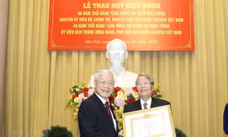 Tổng Bí thư, Chủ tịch nước Nguyễn Phú Trọng trao Huy hiệu 60 năm tuổi Đảng tặng nguyên Chủ tịch nước Trần Đức Lương. (Ảnh: Trí Dũng/TTXVN)