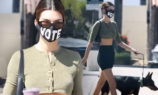 ‘Siêu mẫu đắt giá nhất thế giới’ mặc crop-top ngắn cũn xuống phố