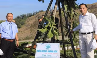 Trầm hương Khánh Hòa trao tặng vườn hoa tại cột cờ Thới Lới cho huyện đảo Lý Sơn