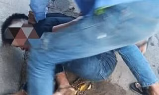 Tên trộm rút súng, cướp xe của người đi đường