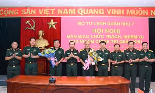 Trung tướng Trần Hoài Trung, Bí thư Đảng ủy, Chính ủy Quân khu 7 chúc mừng Thiếu tướng Đỗ Văn Bảnh và Đại tá Hoàng Đình Chung. Ảnh: QK7