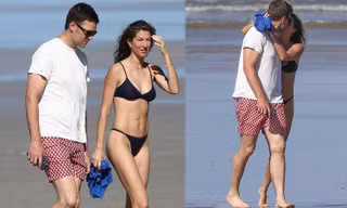 Gisele Bundchen khoe body ‘cực phẩm’, hôn đắm đuối ông xã trên bãi biển