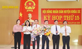 Lãnh đạo Tỉnh ủy, HĐND tỉnh Hà Tĩnh chúc mừng các nhân sự mới. Ảnh: Báo Hà Tĩnh