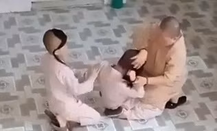 Hình ảnh ghi lại cảnh sư cô liên tục đánh vào mặt tiểu ni. (Ảnh cắt từ clip)