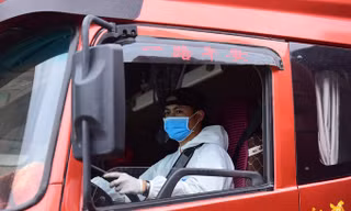 'Biệt đội' trung chuyển container ở cửa khẩu