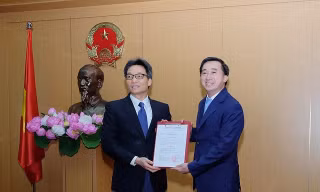 Phó Thủ tướng Vũ Đức Đam trao Quyết định bổ nhiệm Thứ trưởng Bộ Y tế cho GS.,TS Trần Văn Thuấn. Ảnh: Bộ Y tế.