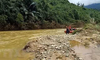 Lực lượng cứu hộ vào khu vực thủy điện Rào Trăng 3 để tìm kiếm những người mất tích. Ảnh: TTXVN 