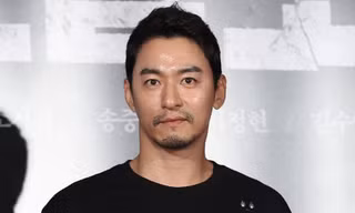 Tài tử Joo Jin Mo thừa nhận bị tin tặc tống tiền và làm rò rỉ các tin nhắn mồi chài phụ nữ.
