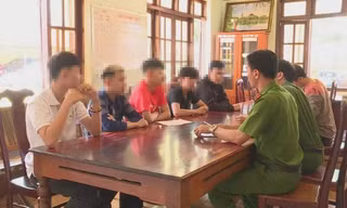 Nhóm thiếu niên tại cơ quan công an