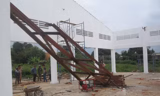 Sập mái vì kèo chợ, 2 người thương vong