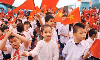 Học sinh khuyết tật hát Quốc ca... bằng tay trong lễ khai giảng