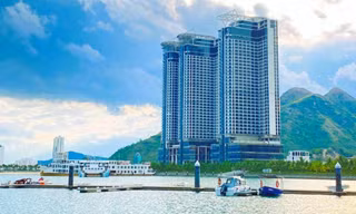 Ngân hàng 'ồ ạt' rao bán dự án condotel, khu resort để siết nợ