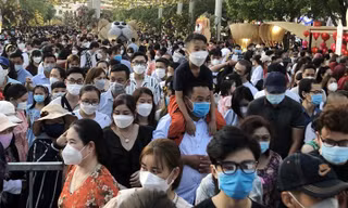 Chen chân ở đường hoa Nguyễn Huệ ngày mùng 2 Tết