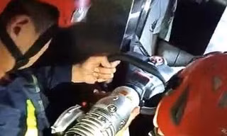 CLIP: Cảnh sát phá cửa cứu 2 người mắc kẹt trong thang máy ở Đà Nẵng