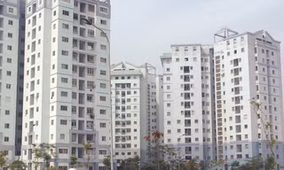 Nhiều người dân tại khu tái định cư Nam Trung Yên kiến nghị về chất lượng nhà quá kém, quản lý dịch vụ thiếu chuyên nghiệp Ảnh: Minh Tuấn