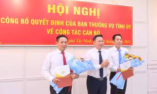 Ông Nguyễn Thái Bình (bìa phải)