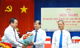 Ông Võ Đức Trong (giữa).