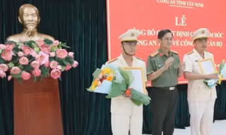Giám đốc Công an tỉnh Tây Ninh, đại tá Nguyễn Văn Trãi trao quyết định và tặng hoa chúc mừng.