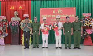 Tặng hoa chúc mừng 2 cán bộ Công an Tây Ninh nhận nhiệm vụ mới. Ảnh: TTV11