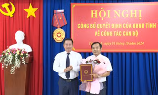 Ông Nguyễn Hoàng Nam (phải sang).