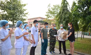 Sắp chia tay khu cách ly, Võ Hoàng Yến gõ cửa từng phòng quyên tiền chống dịch