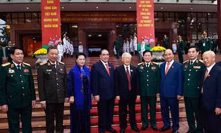 Tổng Bí thư, Chủ tịch nước Nguyễn Phú Trọng; Thủ tướng Chính phủ Nguyễn Xuân Phúc và Chủ tịch Quốc hội Nguyễn Thị Kim Ngân với các đại biểu dự Đại hội. 