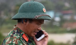 “Cả ngày họ đi cứu dân, có người chưa kịp ngủ” 