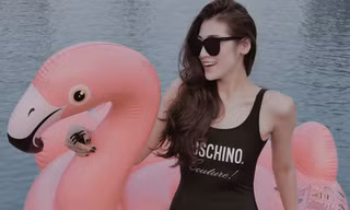 Á hậu Tú Anh mặc áo tắm màu đen đơn giản nhưng vẫn khoe khéo body cực quyến rũ