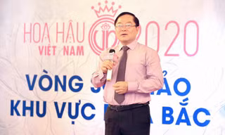 Nhà báo Lê Xuân Sơn – Tổng biên tập báo Tiền Phong, Trưởng BTC cuộc thi Hoa hậu Việt Nam 2020 chia sẻ tại buổi sơ khảo phía Bắc. Ảnh: Trọng Tài