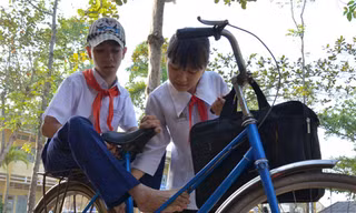 Chị và em học cùng một lớp