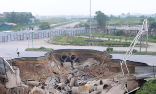 Hiện trường khu sụt lún sáng 20-8. Ảnh: Tuấn Nguyễn