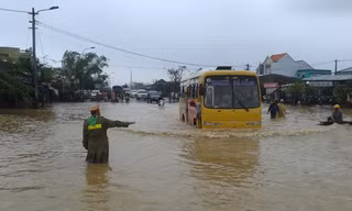 Dân miền Trung khốn đốn vì lũ lớn