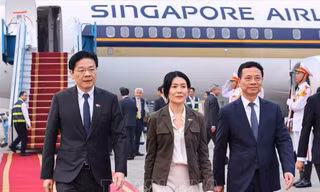 Bộ trưởng KH&CN Nguyễn Mạnh Hùng đón Thủ tướng Singapore Lawrence Wong và Phu nhân tại sân bay Nội Bài. (Ảnh: TTXVN)
