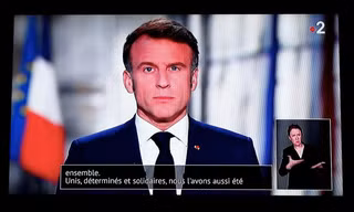 Hình ảnh Tổng thống Pháp Emmanuel Macron trong phát biểu trên truyền hình nhân dịp năm mới. (Ảnh: FT)