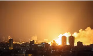 Khói bay lên ở Kiev sau cuộc tấn công bằng máy bay không người lái của Nga ngày 6/6. (Ảnh: Reuters)
