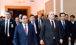 Thủ tướng Phạm Minh Chính cùng Thủ tướng Nga Mikhail Mishustin dự chương trình biểu diễn nghệ thuật