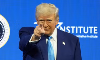 Tổng thống Mỹ Donald Trump phát biểu tại hội nghị thượng đỉnh của Viện Sáng kiến Đầu tư Tương lai tại Miami Beach ngày 19/2. (Ảnh: AP)