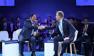 Thủ tướng Phạm Minh Chính trong phiên đối thoại cá nhân với Chủ tịch điều hành WEF Børge Brende. Ảnh: VGP